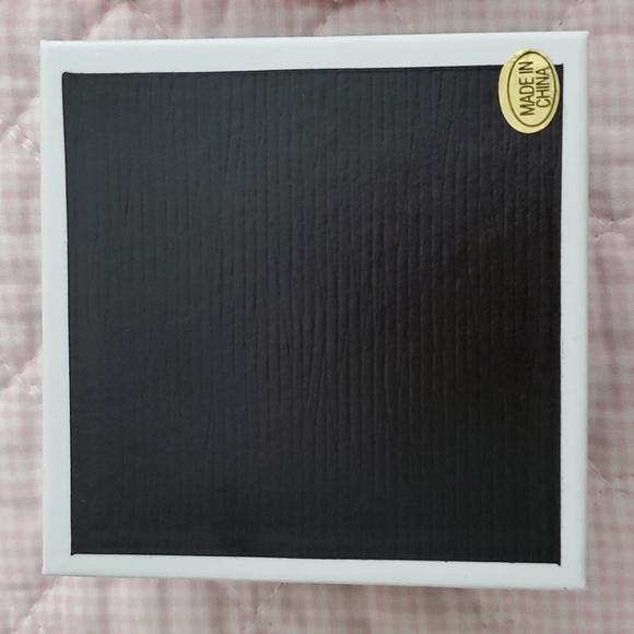 Bloomingdale's gift box for jewelry earrings - Picture 6 of 7